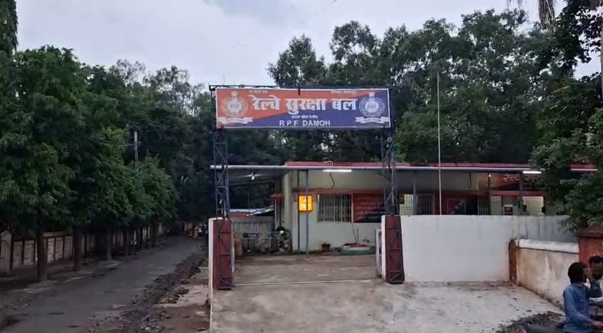 दमोह रेलवे स्टेशन पहुंची मेमू ट्रेन में मिला अज्ञात व्यक्ति का शव, पुलिस जांच में जुटी