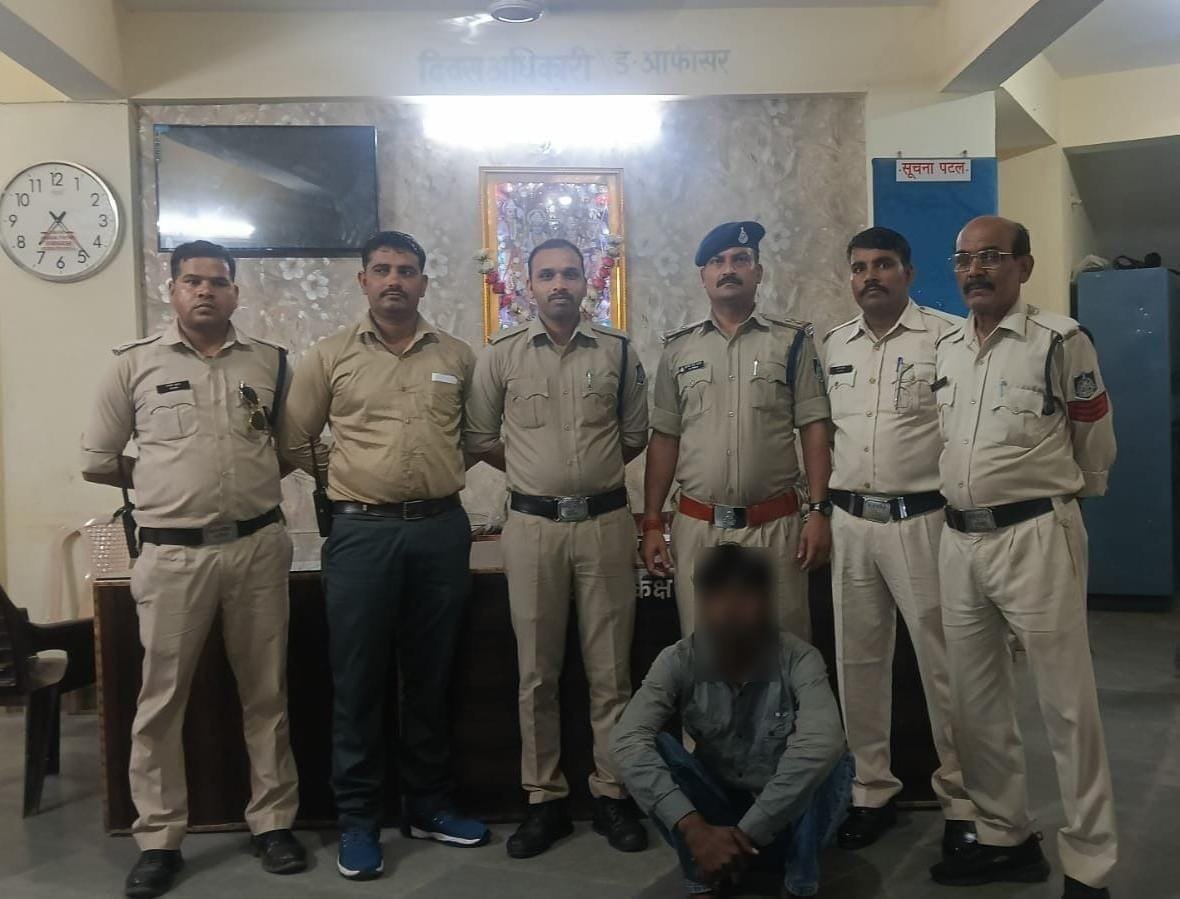 शिवपुरी पुलिस की कार्रवाई: साइबर फ्रॉड के आरोपी को गिरफ्तार, मोबाइल और 6 एटीएम कार्ड जब्त