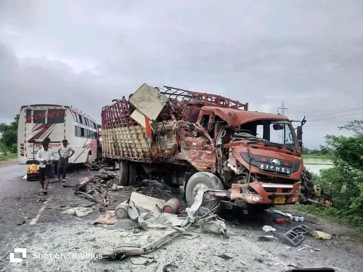 NH 719 पर भीषण हादसा: एलपीजी ट्रक और स्लीपर बस की टक्कर, महिला की मौत, 15 घायल