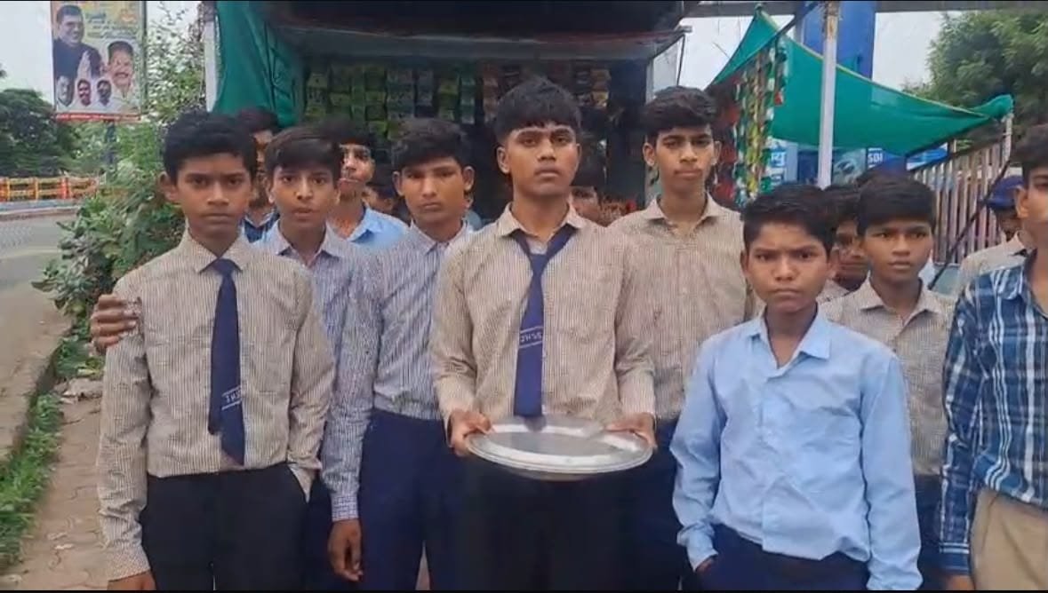 भोजन में कीड़े मिलने का आरोप: थाली लेकर कलेक्ट्रेट पहुंचे छात्र