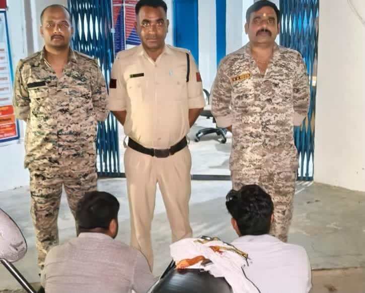 उनाव पुलिस की जुआ फड़ पर दबिश, 3900 रुपये नकद और बाइक जब्त, दो जुआरी गिरफ्तार