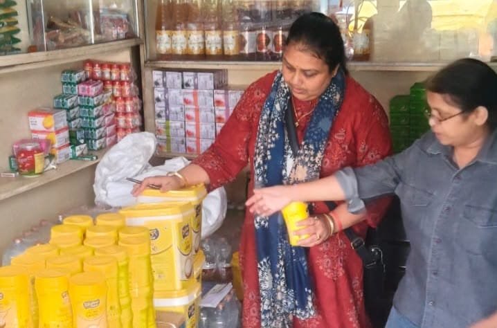भिण्ड में ब्रांडेड घी की दुकानों पर खाद्य सुरक्षा विभाग की छापेमारी, 53 लीटर घी जब्त