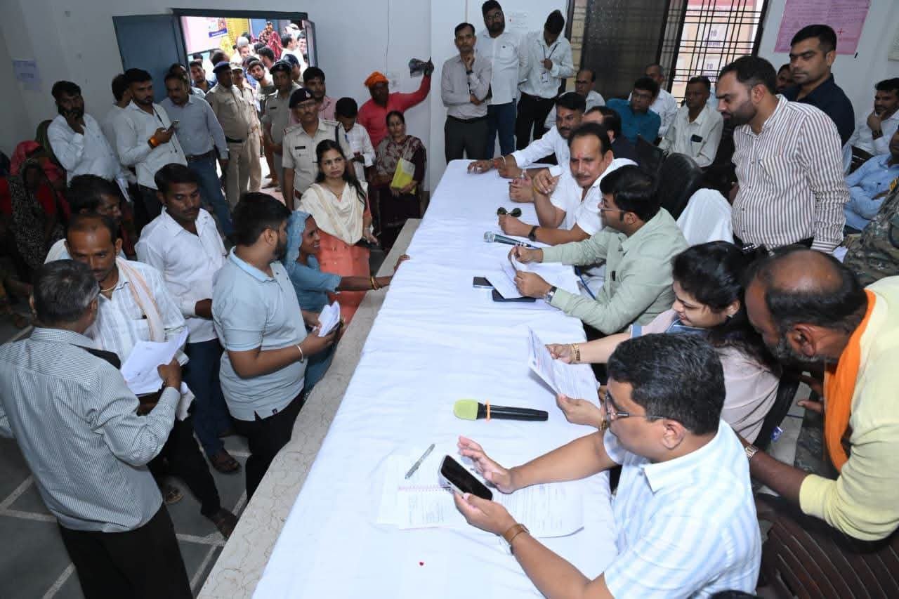 शिवपुरी: खनियाधाना में जनविश्वास शिविर, 12 लाख रुपये की सहायता राशि वितरित