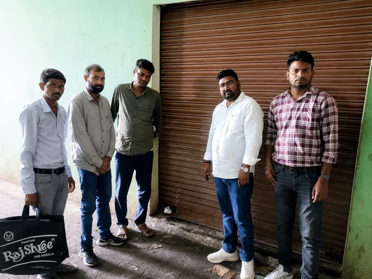 खनियाधाना में उर्वरक विक्रेता के गोदाम पर छापा, अनियमितता मिलने पर किया सील