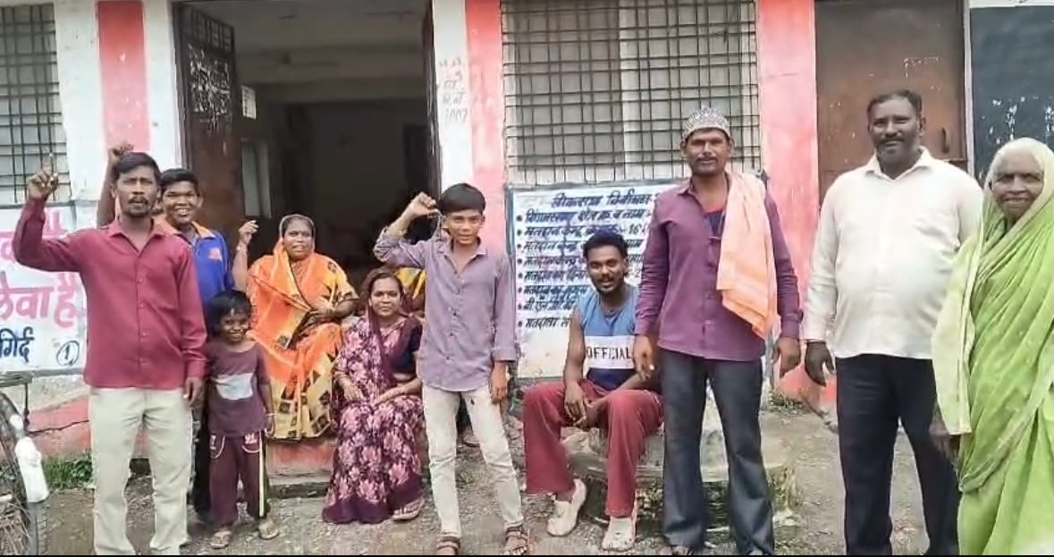 एमागिर्द में बदहाल सड़कों पर फूटा ग्रामीणों का गुस्सा, पंचायत भवन पर नारेबाजी; आंदोलन की चेतावनी
