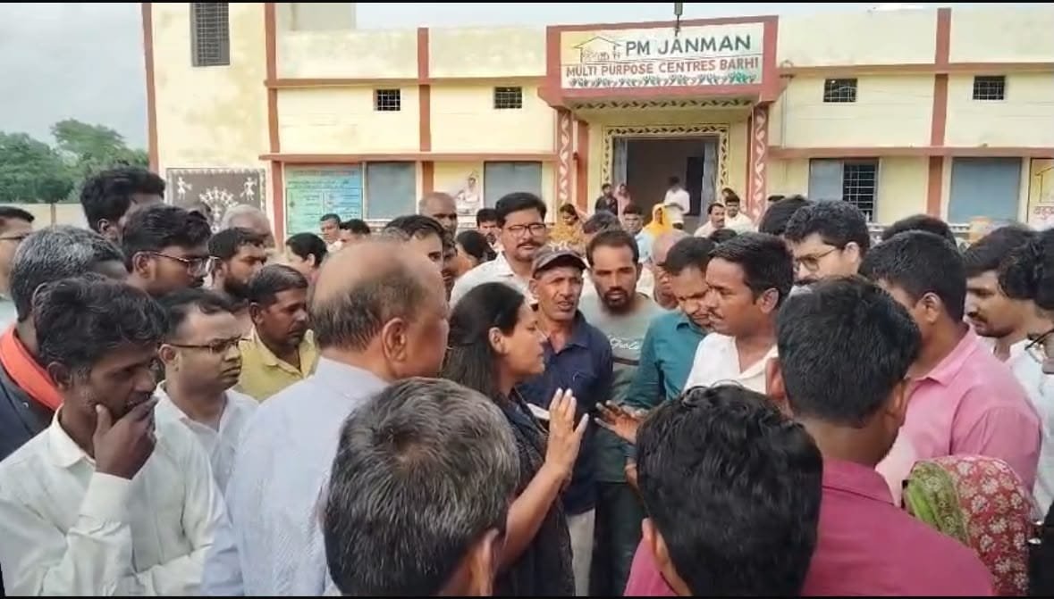 जन विश्वास अभियान में शिकायत लेकर पहुंचे छात्रों को भगाने का आरोप, सचिव के व्यवहार से ग्रामीण नाराज