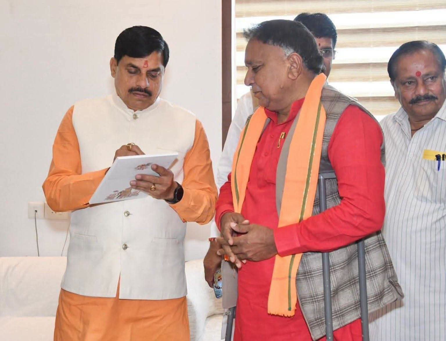 पिछोर में स्मृति पार्क की दीवार गिरी, निर्माण गुणवत्ता पर उठे सवाल