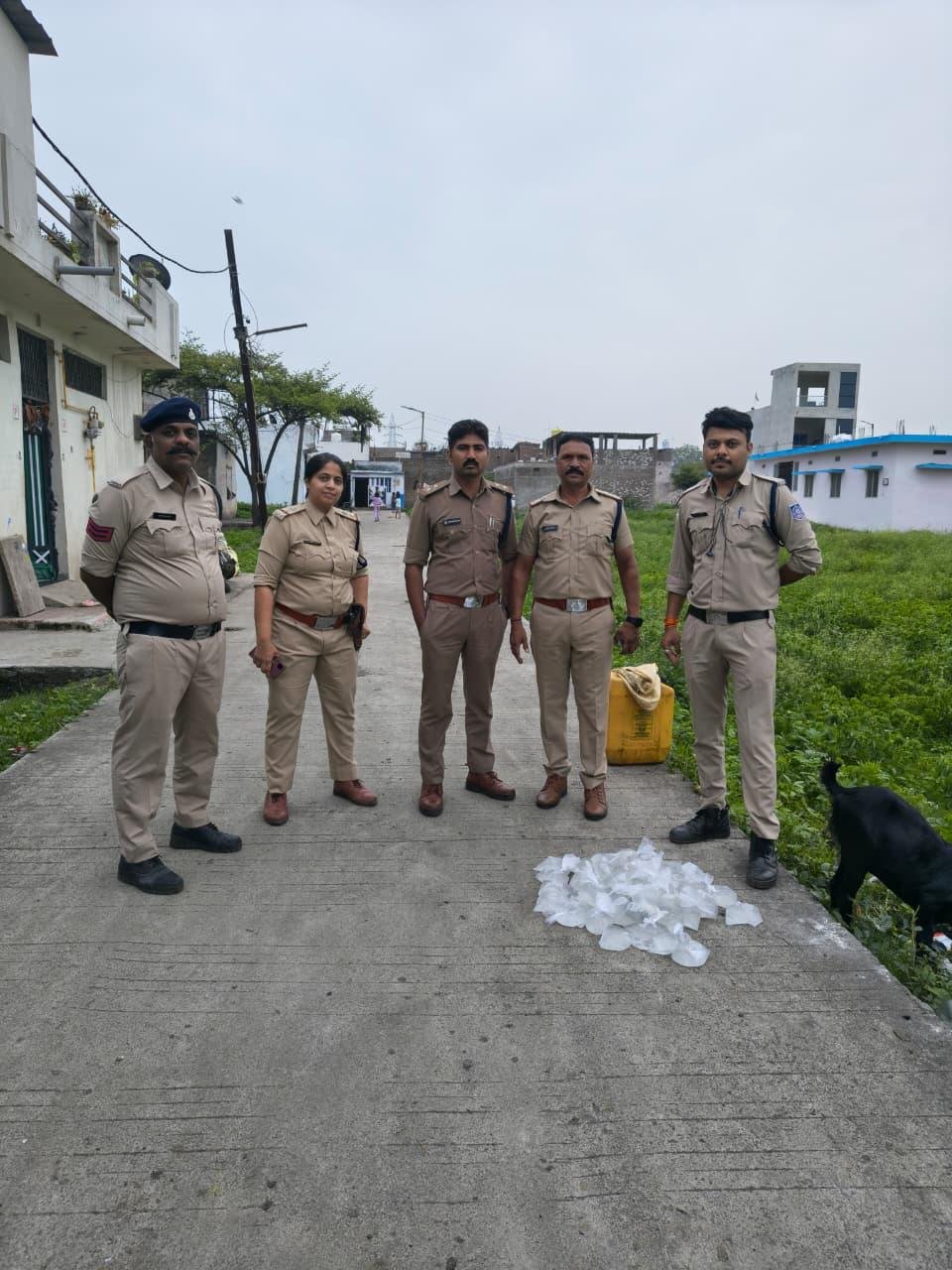 देवास में अवैध शराब के खिलाफ आबकारी विभाग की कार्रवाई, 30 लीटर हाथ भट्ठी शराब और 800 किलो महुआ लाहन जब्त
