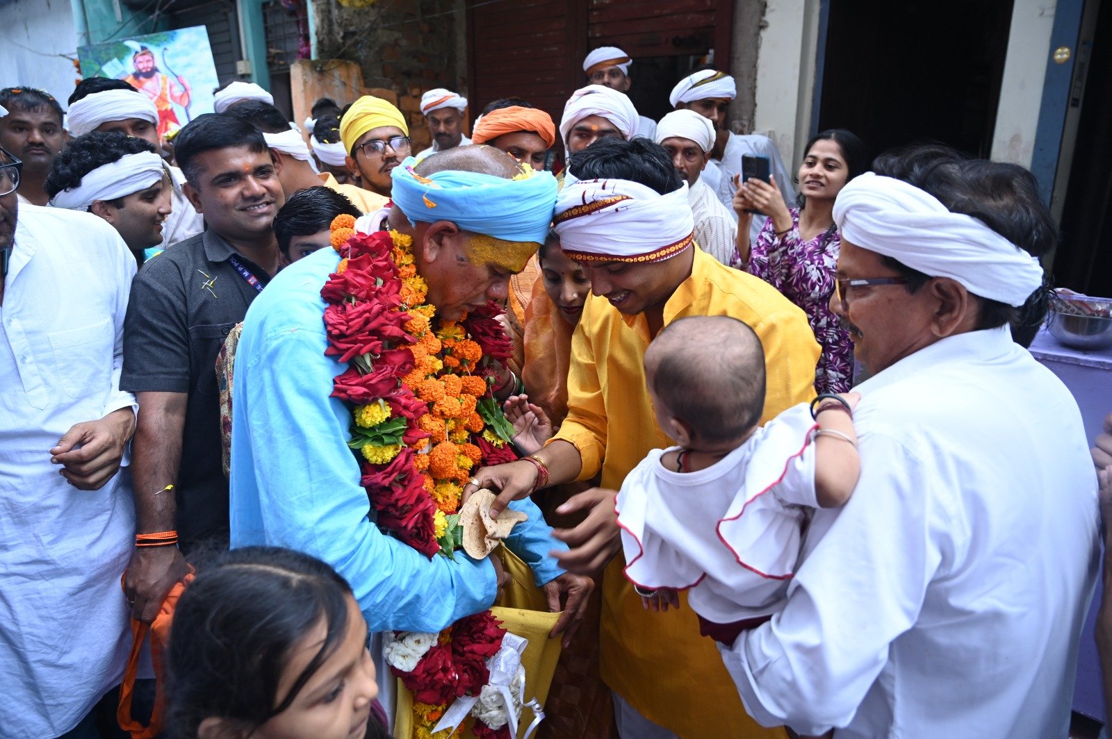 ‘एक रोटी गाय के लिए’ अभियान में रावतपुरा सरकार महाराज ने नंगे पैर घर-घर पहुंचकर मांगी गौमाता के लिए एक रोटी
