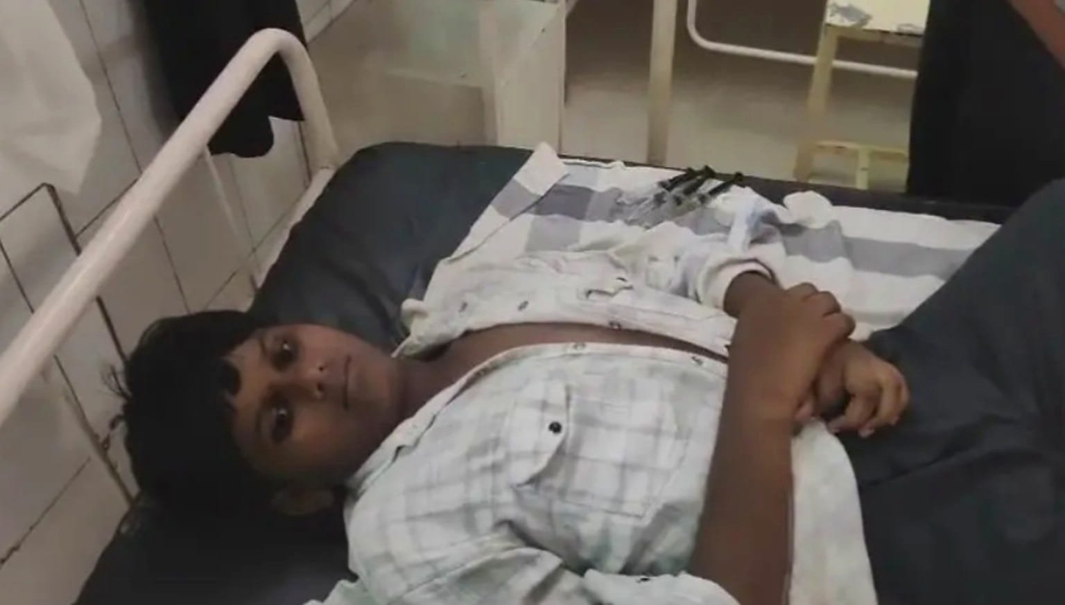 गांधी पार्क में क्रिकेट खेलते समय बिजली के खंभे से चिपका युवक, करंट लगने से बेहोश