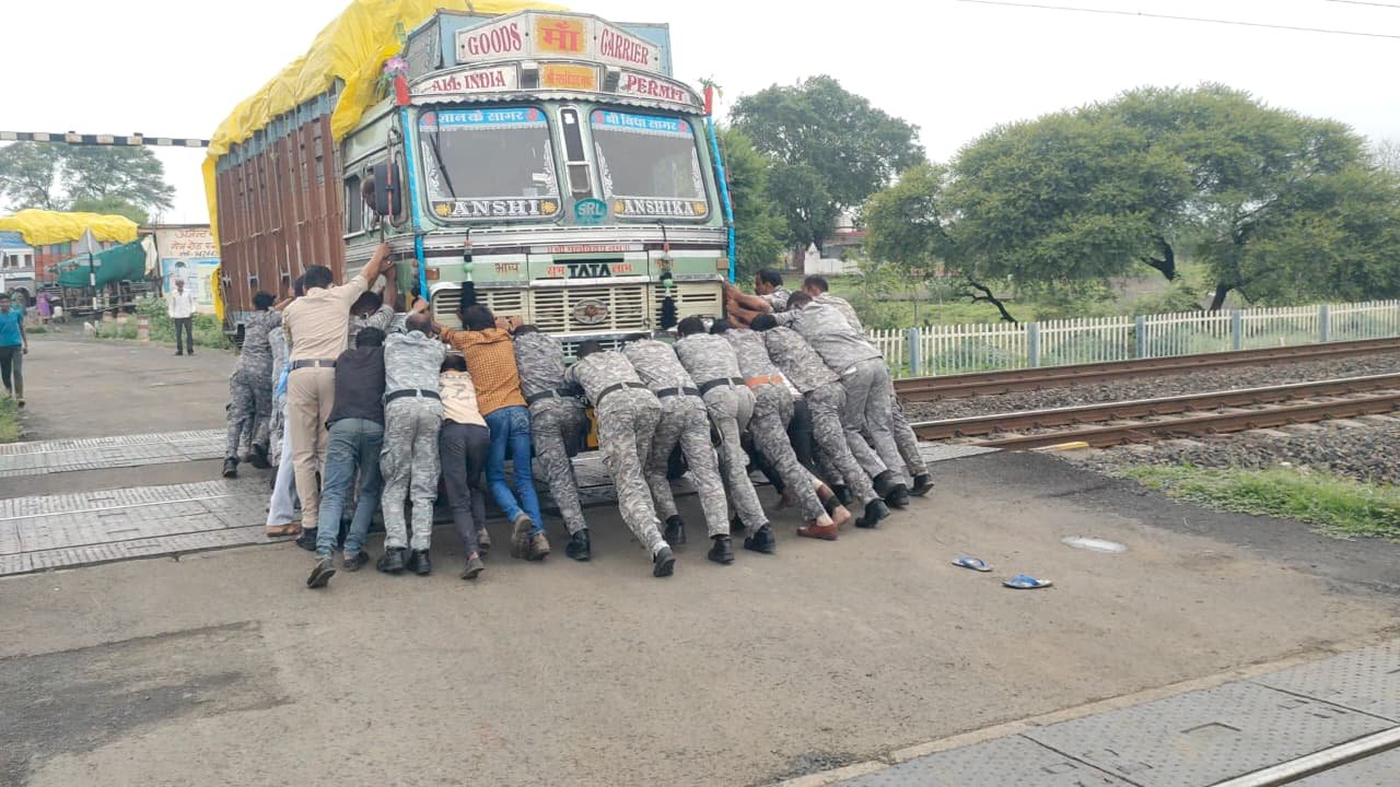 मकरोनिया-गुड़ा रेलवे फाटक पर ट्रैक पर बंद हुआ लोडेड ट्रक, QRF जवानों ने धक्का देकर हटाया, टली संभावित बड़ी दुर्घटना
