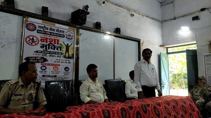 सेवढ़ा में नशा मुक्ति संगोष्ठी: युवाओं को नशे से दूर रहने का संदेश, प्राचार्य की कविताओं ने बांधा समां