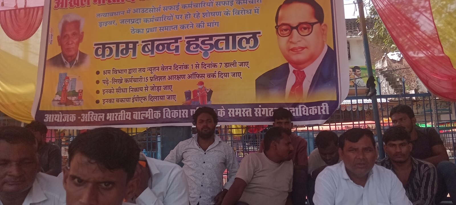सेवढ़ा में तीसरे दिन भी सफाई कर्मचारियों की काम बंद हड़ताल जारी, जगह-जगह कचरे के ढेर से बिगड़ी व्यवस्था