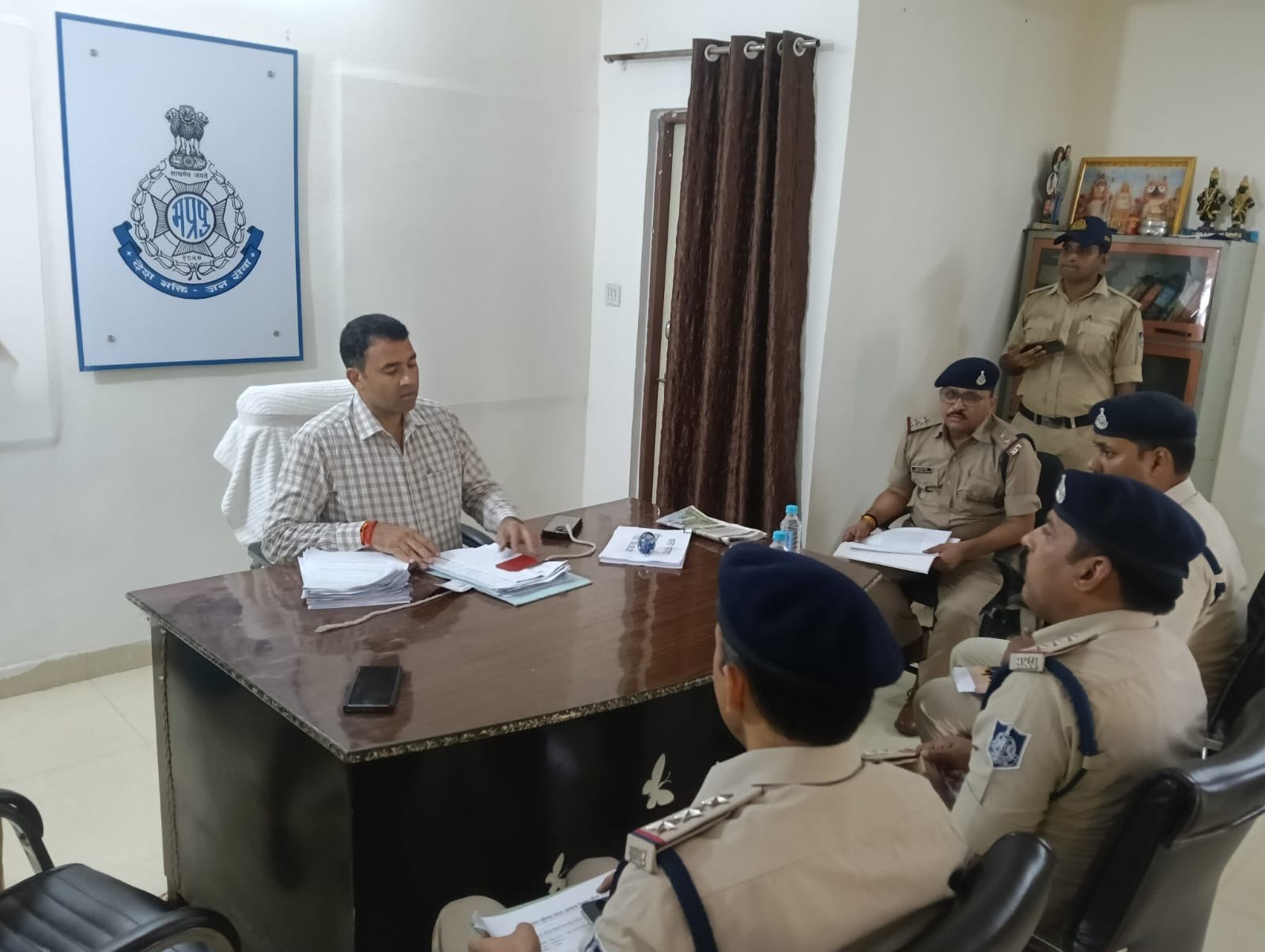 मुरैना: एसपी धर्मराज मीना ने अंबाह अनुभाग के थाना प्रभारियों की समीक्षा बैठक में दिए दिशा-निर्देश