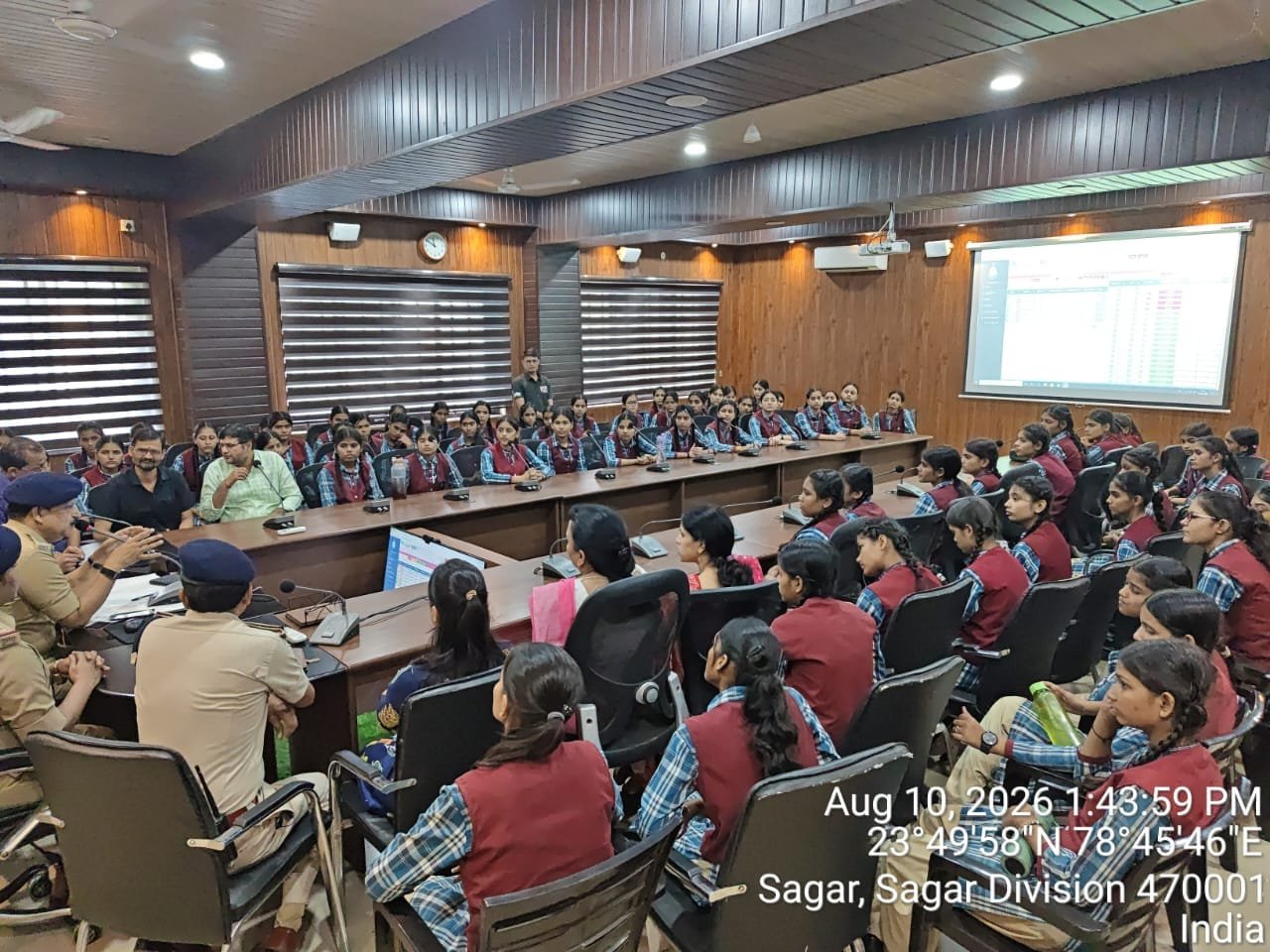 ‘सृजन संवाद योजना’ में छात्राओं ने समझा पुलिस का नेटवर्क, डायल 112 और कंट्रोल रूम की कार्यप्रणाली