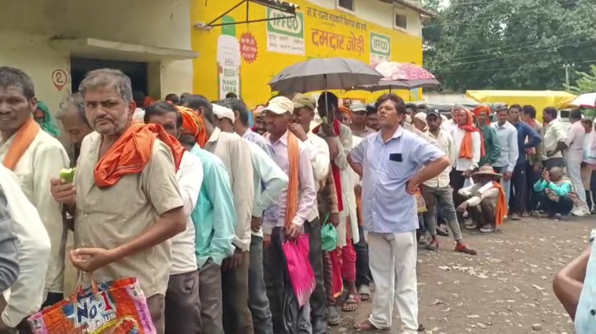 खाद की कमी ने बढ़ाई किसानों की परेशानी, घंटों लाइन में लगने को मजबूर अन्नदाता