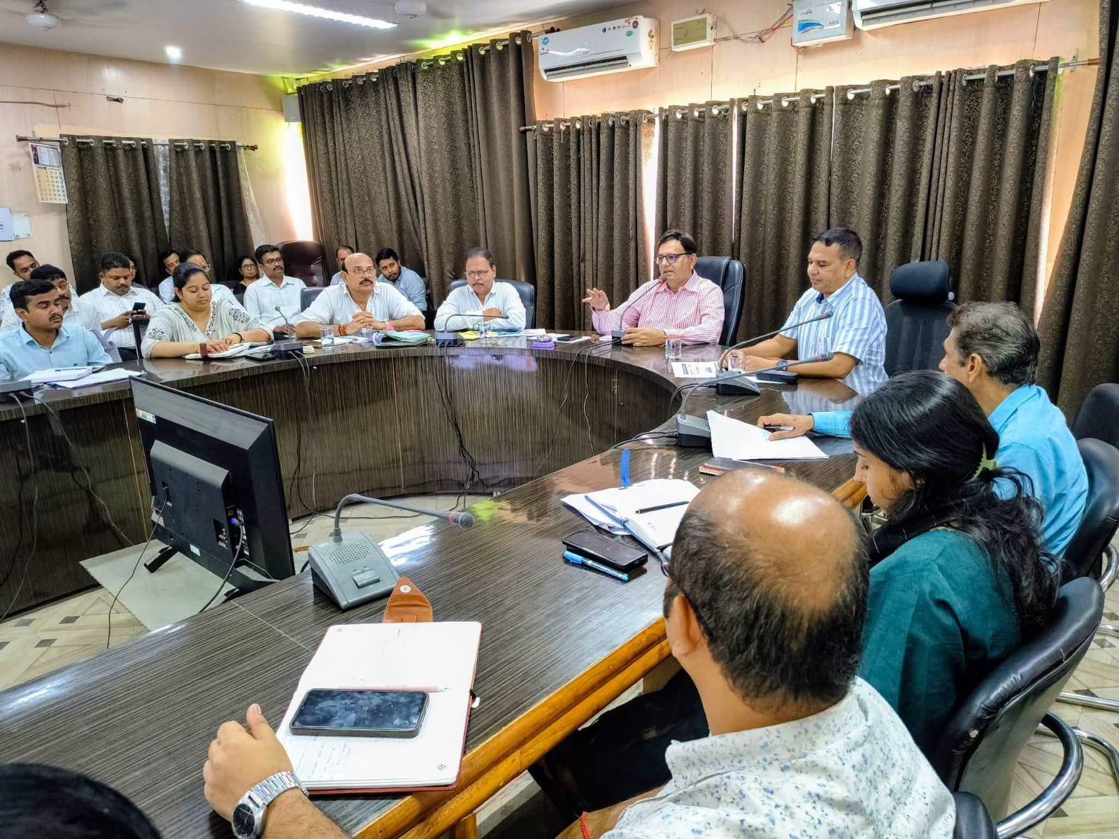 टीकमगढ़ में जन विश्वास अभियान की समीक्षा, पात्र हितग्राहियों को योजनाओं का लाभ दिलाने के निर्देश