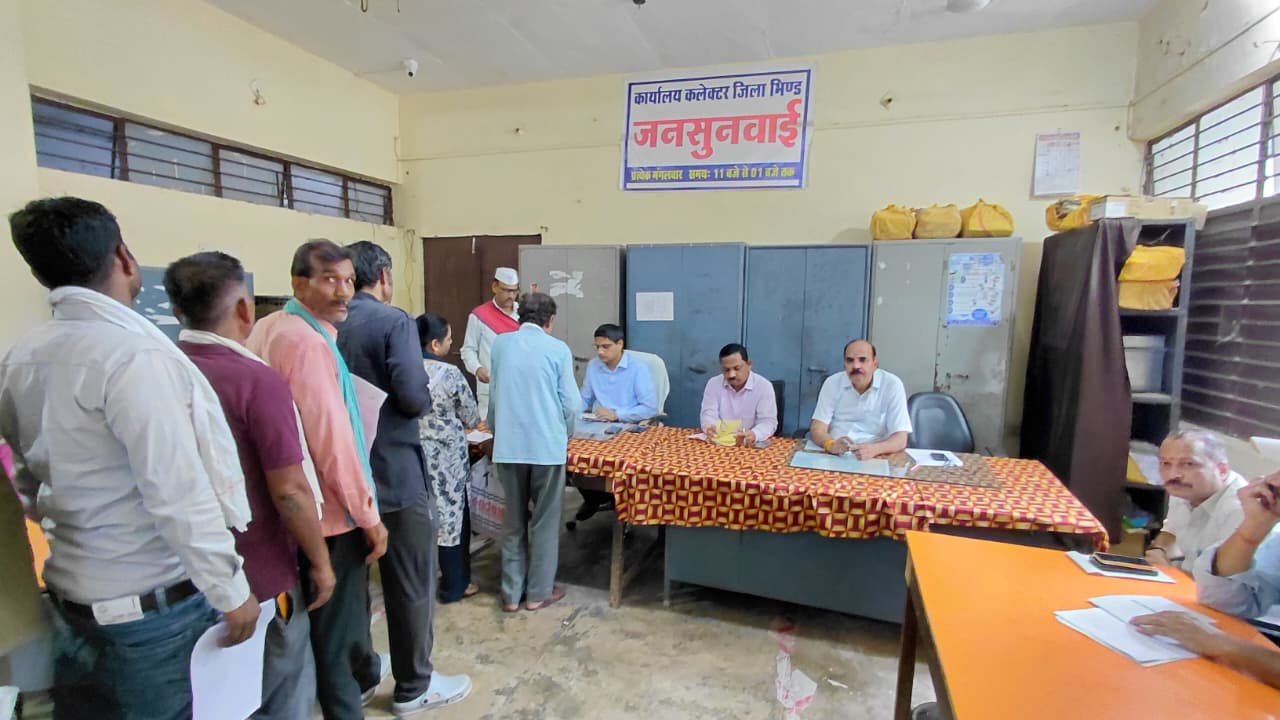 भिण्ड जनसुनवाई में 167 से अधिक आवेदन पहुंचे, कलेक्टर ने श्रीकृष्ण को तत्काल दिलाई ट्राइसाइकिल