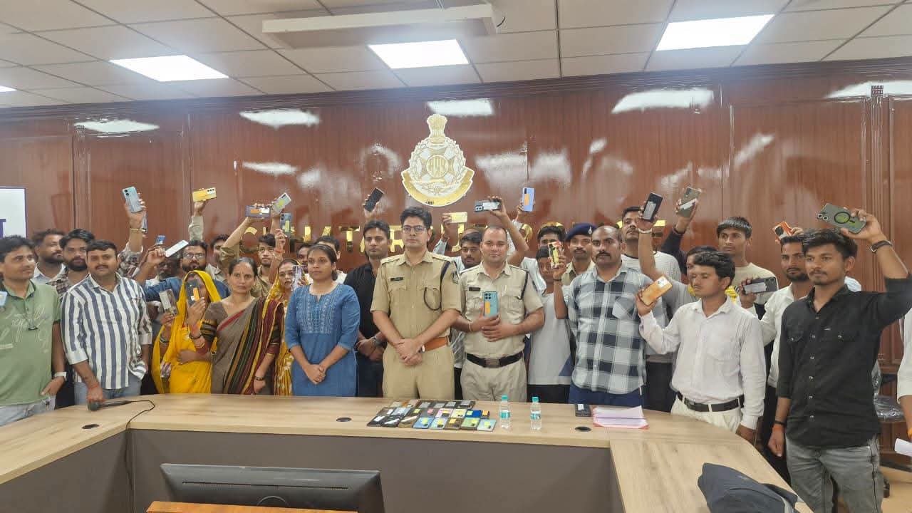 ऑपरेशन विश्वास में छतरपुर पुलिस की बड़ी सफलता, जुलाई-अगस्त में 276 गुम मोबाइल बरामद कर मालिकों को लौटाए