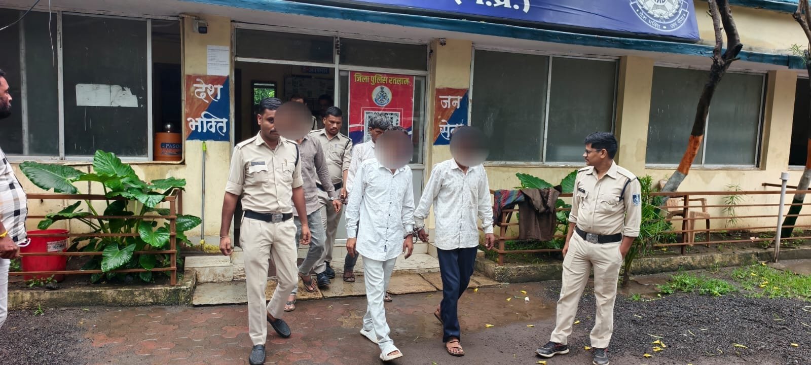 रतलाम में गांजा तस्करी पर सैलाना पुलिस की बड़ी कार्रवाई, 1.5 किलो गांजा और बाइक सहित 3 आरोपी गिरफ्तार