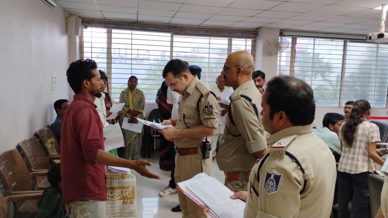 रतलाम में पुलिस अधीक्षक की जनसुनवाई, 35 आवेदकों की समस्याएं सुनीं; अधिकारियों को त्वरित और निष्पक्ष कार्रवाई के निर्देश