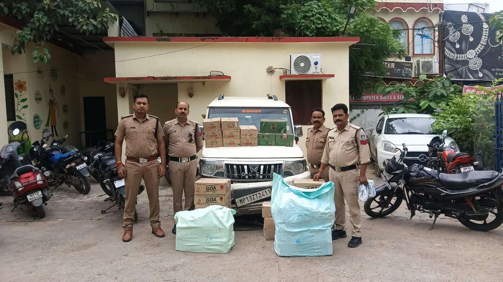 छतरपुर में अवैध शराब तस्करी पर पुलिस की बड़ी कार्रवाई, 33 पेटी और 306 लीटर शराब जब्त; बोलेरो भी पकड़ी