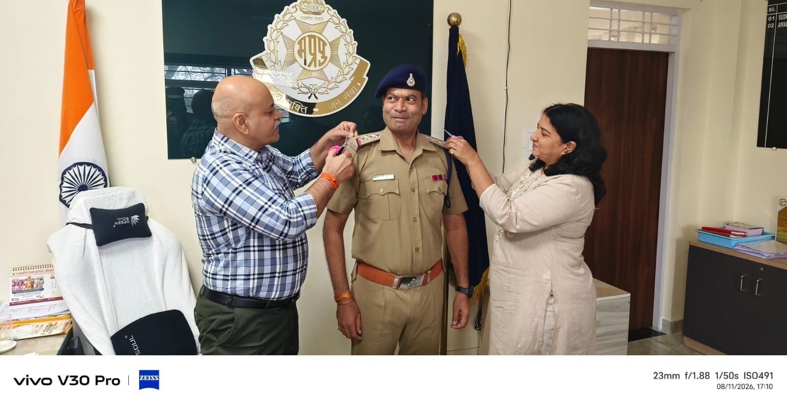 नगर निरीक्षक से एसडीओपी बने अनिमेष द्विवेदी, एसपी और एडिशनल एसपी ने कंधे पर सितारे लगाकर दी शुभकामनाएं
