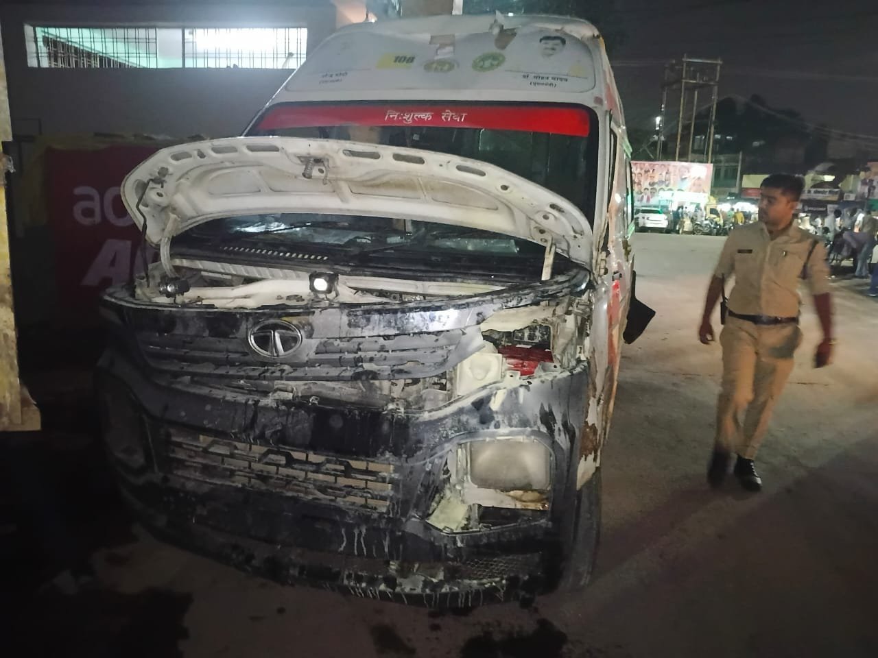 मोतीनगर चौराहे पर चलती 108 एंबुलेंस में लगी आग, डायल-112 की FRV टीम ने फायर एक्सटिंग्विशर से बुझाई