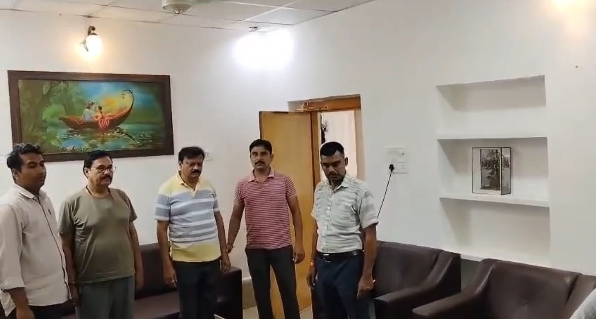 50 हजार की रिश्वत लेते PWD चीफ इंजीनियर रंगे हाथ गिरफ्तार, घर पर लोकायुक्त का छापा