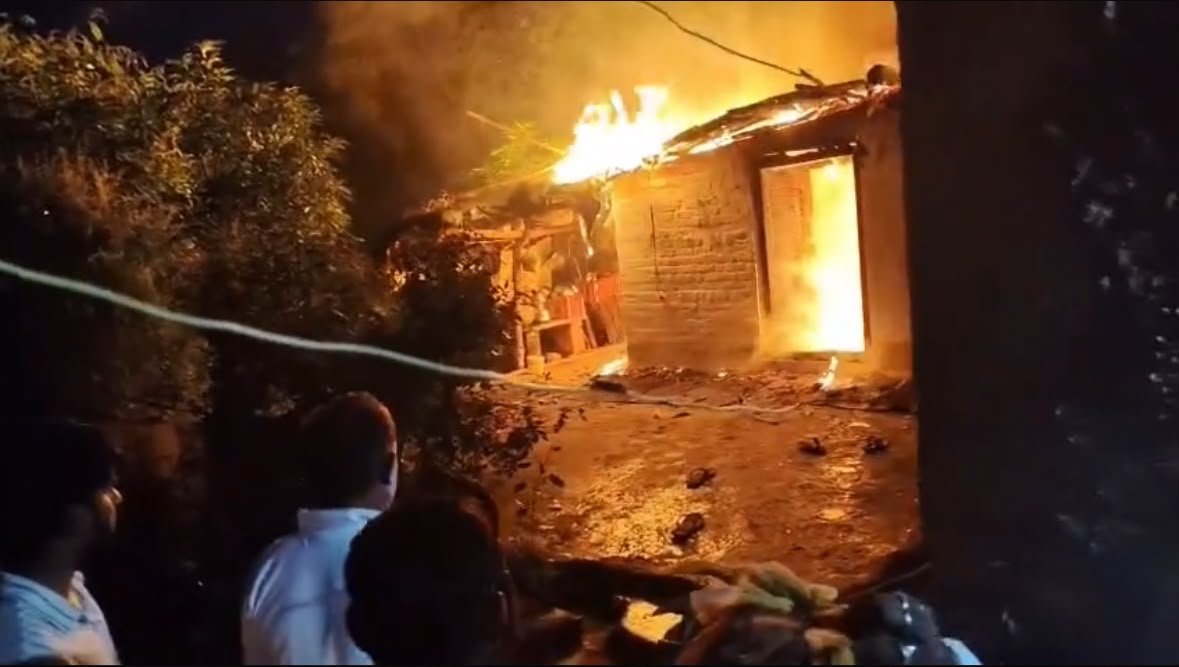 खनियांधाना में खाना बनाते समय फटा गैस सिलेंडर, पूर्व पार्षद का घर जलकर खाक