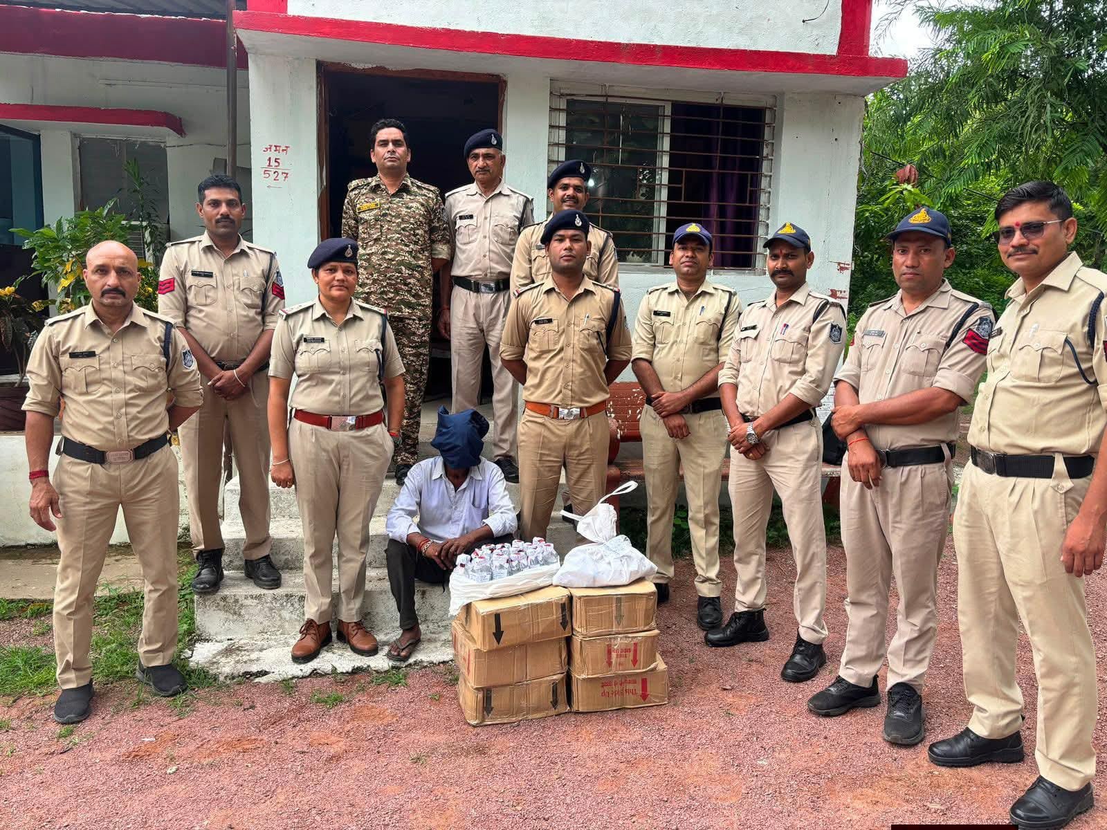 बम्हौरी कलां पुलिस का शराब तस्करों पर शिकंजा, 6 पेटी अवैध शराब जब्त, आरोपी गिरफ्तार