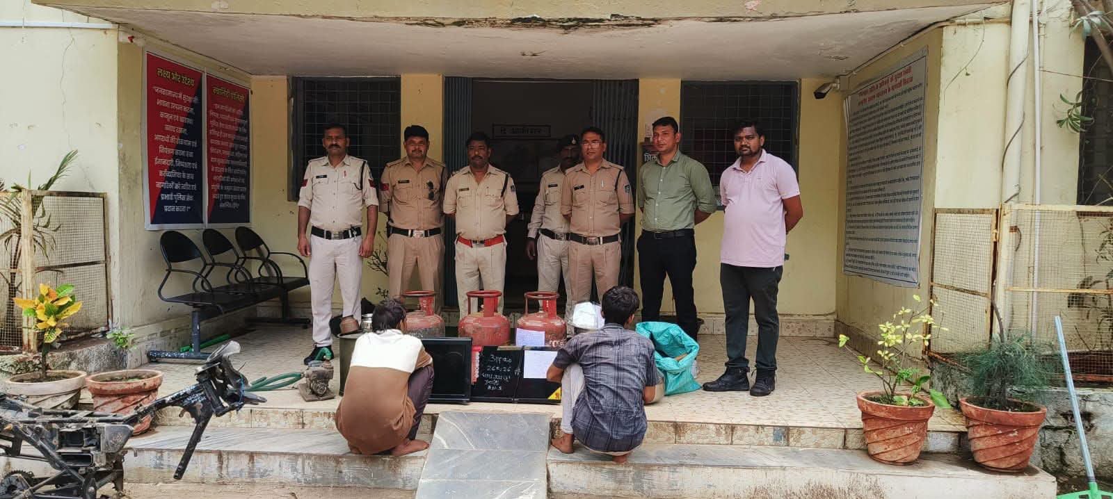 छतरपुर में 4 चोरी का खुलासा: 2 आरोपी गिरफ्तार, ₹3 लाख की संपत्ति बरामद