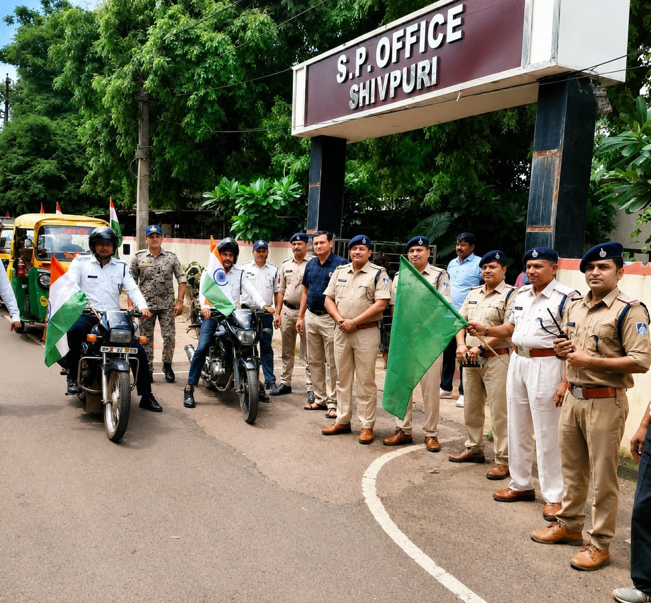 तिरंगे के रंग में रंगा शिवपुरी, 50 ऑटो के साथ यातायात पुलिस ने निकाली तिरंगा यात्रा