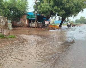 शिवपुरी में 3 साल से ओवरब्रिज का काम धीमा, डायवर्ट रोड पर गड्ढे और जलभराव ने बढ़ाई मुसीबत