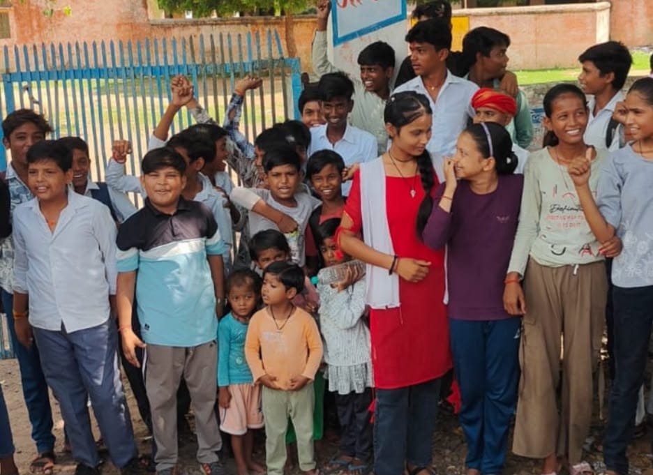 बराना हाई स्कूल में अव्यवस्थाओं का आरोप, स्कूल बंद जैसी स्थिति से ग्रामीणों में नाराजगी