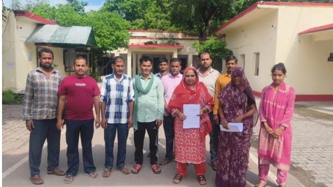 टीकमगढ़ में 17 ग्रामीणों ने एसपी से लगाई गुहार, एजेंट पर लाखों रुपये हड़पने का आरोप