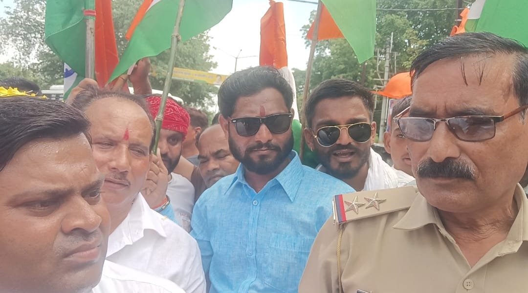 बिना हेलमेट बाइक चलाना विधायक को पड़ा महंगा, 250 रुपये का चालान