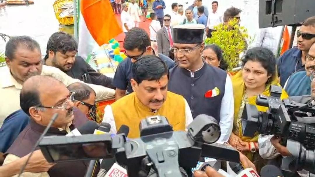 भोपाल में नौका तिरंगा यात्रा, जल-थल-नभ में दिखा तिरंगा