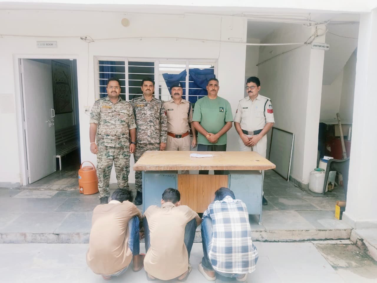दतिया में दुकान पर फायरिंग कर दहशत फैलाने वाले तीन आरोपी गिरफ्तार, कट्टा और जिंदा कारतूस बरामद