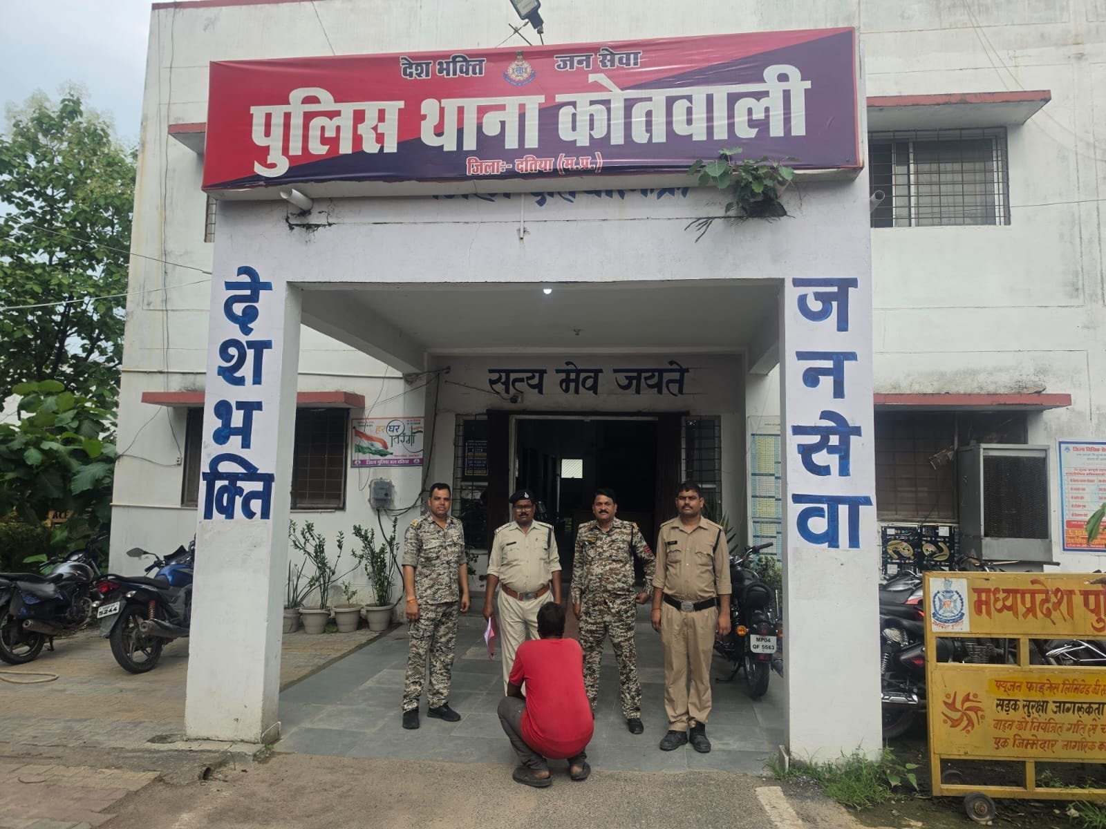 दतिया में आधी रात घर में घुसकर मारपीट, फिर रास्ते में कार पर हमला, कुछ ही घंटों में एक आरोपी गिरफ्तार