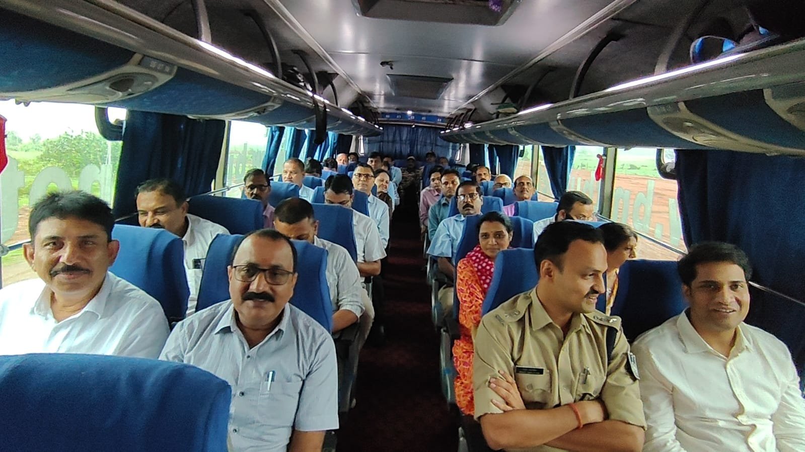 मुख्यमंत्री जन विश्वास अभियान 2026: बक्सवाहा के लिए बस से निकला पूरा प्रशासन, कलेक्टर और एसपी ने दिया मितव्ययता का संदेश