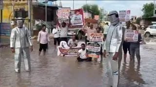 जयपुर की सड़कों पर उतरे ‘एस्ट्रोनॉट’, गड्ढों को बताया चांद और मंगल के क्रेटर
