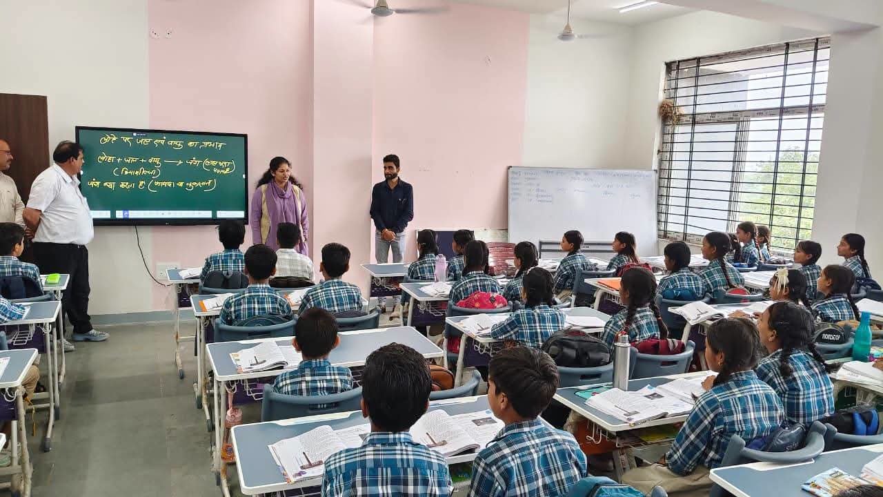 कलेक्टर प्रतिभा पाल ने सांदीपनि विद्यालय बांदरी का किया निरीक्षण, बच्चों से संवाद कर मेहनत से सपने पूरा करने का दिया संदेश