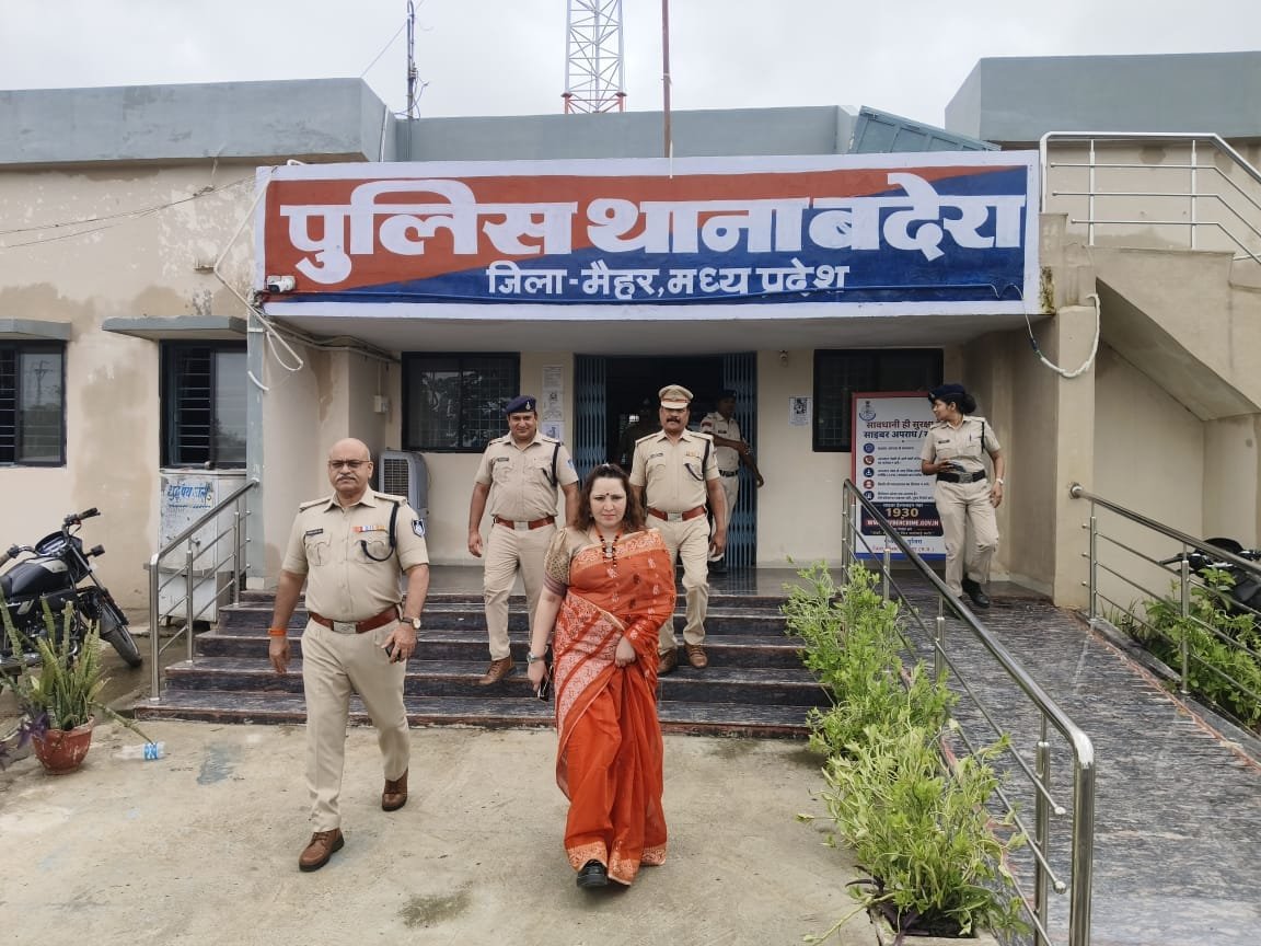 कलेक्टर बिदिशा मुखर्जी और एसपी अवधेश प्रताप सिंह ने बदेरा थाने का किया औचक निरीक्षण