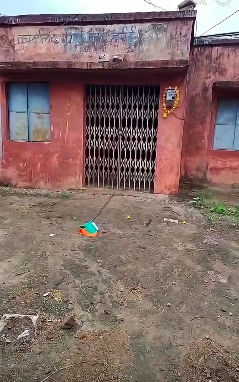 पोहरी की हर्रई पंचायत में नीचे पड़ा मिला तिरंगा, ग्रामीणों ने सम्मानपूर्वक उठाया; जिम्मेदारों की भूमिका पर सवाल