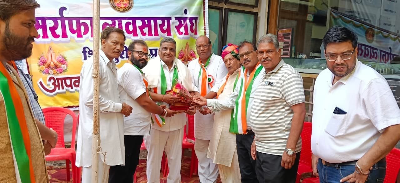 सर्राफा व्यापारियों के बीच पहुंचे सांसद प्रतिनिधि राकेश गुप्ता, ध्वजारोहण कर दी स्वतंत्रता दिवस की शुभकामनाएं