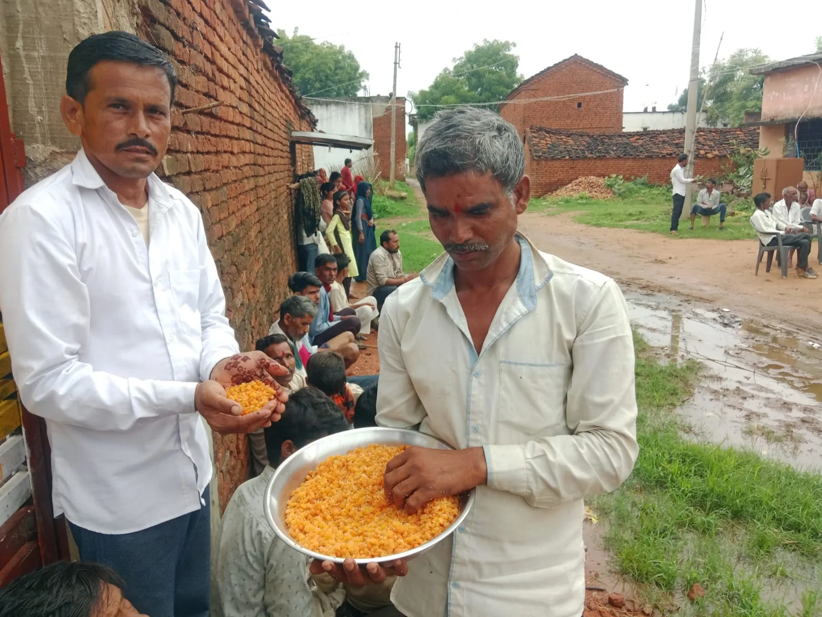 टीकमगढ़ में कमिश्नर के आदेश की अनदेखी का आरोप, सांची पेड़े की जगह बच्चों को बांटी गई बूंदी