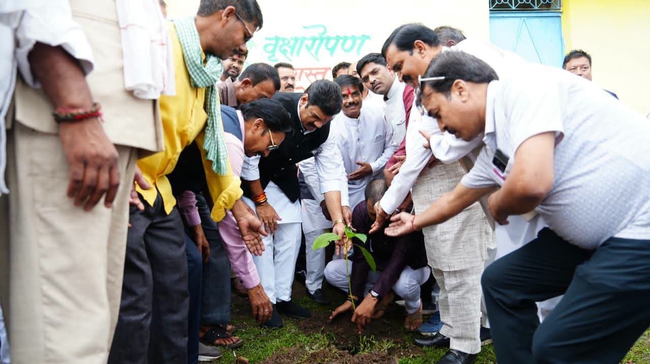 स्वतंत्रता दिवस पर सागर में मंत्री गोविंद सिंह राजपूत ने छात्राओं संग किया मध्याह्न भोजन, कदम का पौधा रोपकर दिया पर्यावरण संरक्षण का संदेश