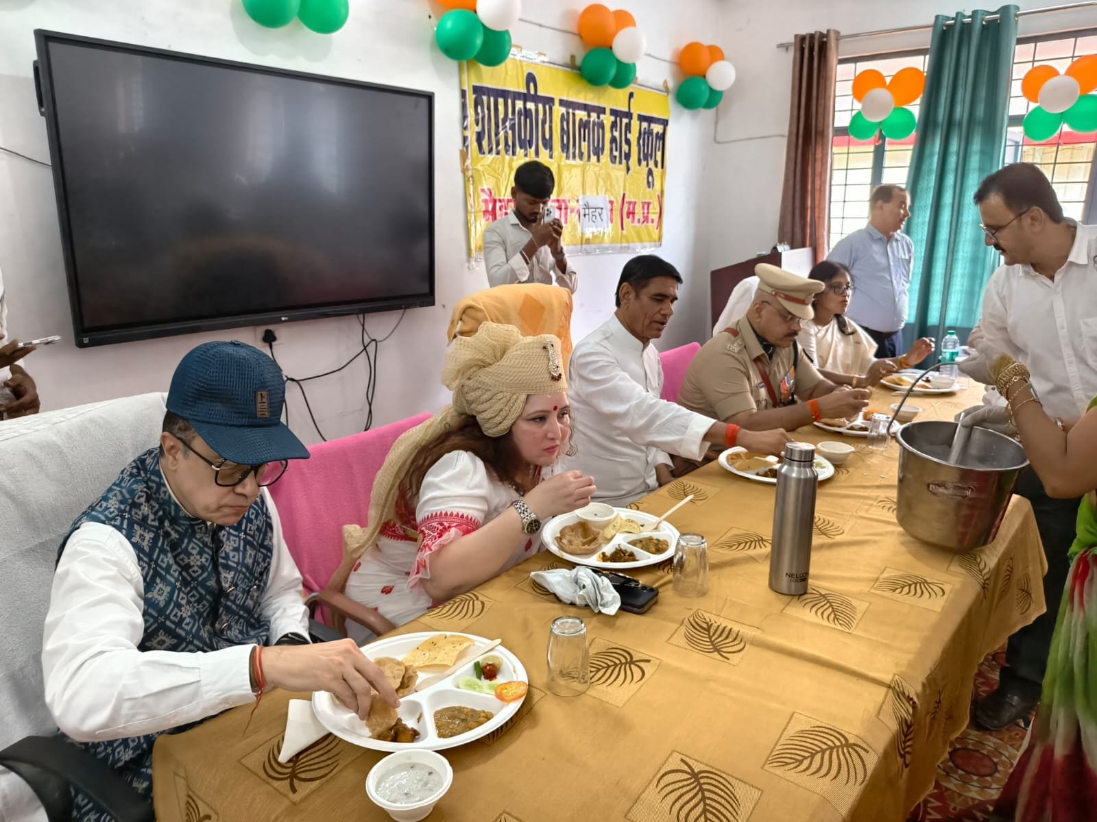 मैहर में कलेक्टर बिदिशा मुखर्जी ने छात्रों के साथ किया विशेष भोज, स्वतंत्रता दिवस पर प्रधानमंत्री पोषण योजना के तहत हुआ आयोजन