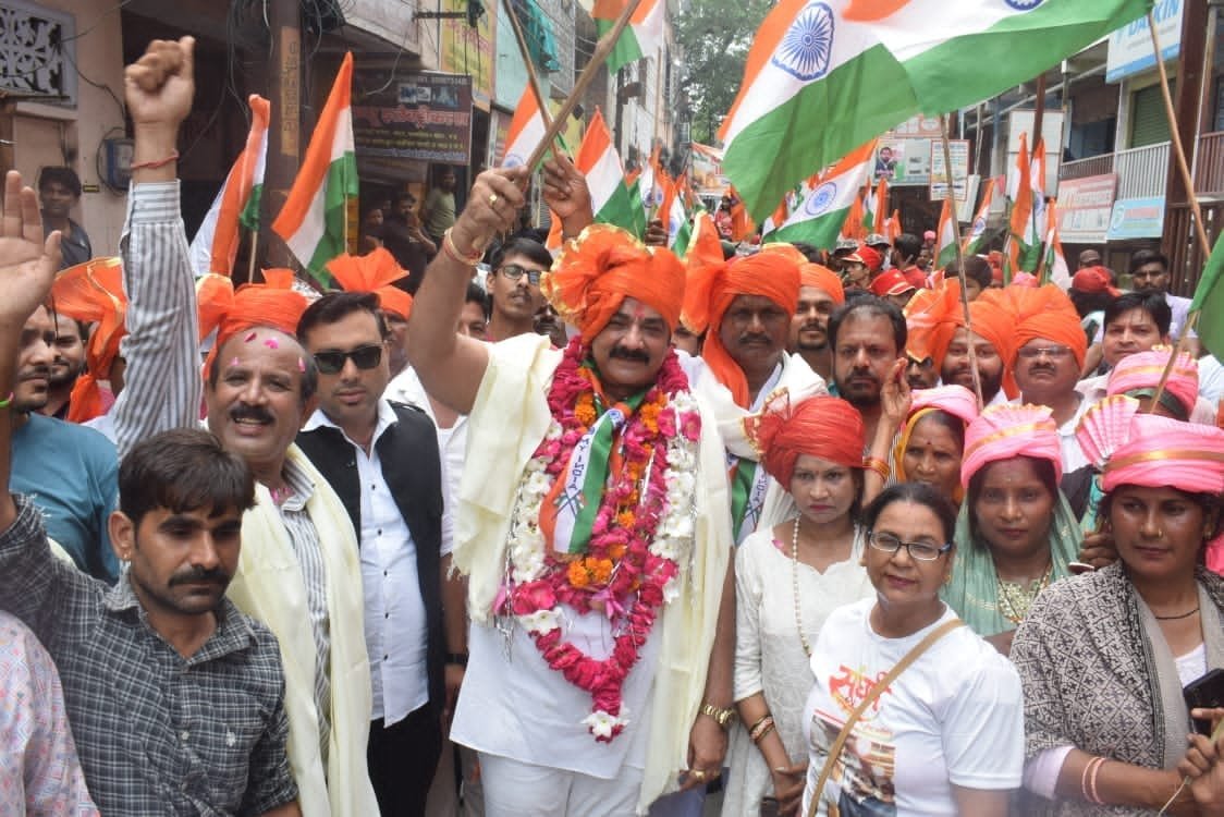 संघर्ष सेवा समिति के आह्वान पर तिरंगे के रंग में रंगी झाँसी, बारिश के बीच भी गूंजे भारत माता के जयकारे